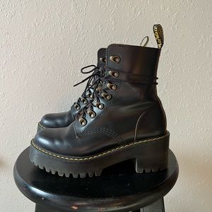 DR MARTENS LEONA PLATFORM WOMEN S 6 | great conditions | Genuine leather